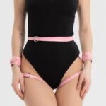 皮革束缚裤套装 腿环腰带手铐一体流行饰品绑带SM情趣皮革臀拷 - 画像 (2)